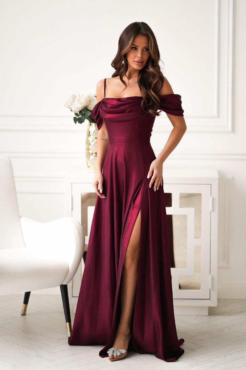Elegancka Bordowa Sukienka Z Drapowaniem, Rozcięciem I Błyszczącą Tkaniną 330-10