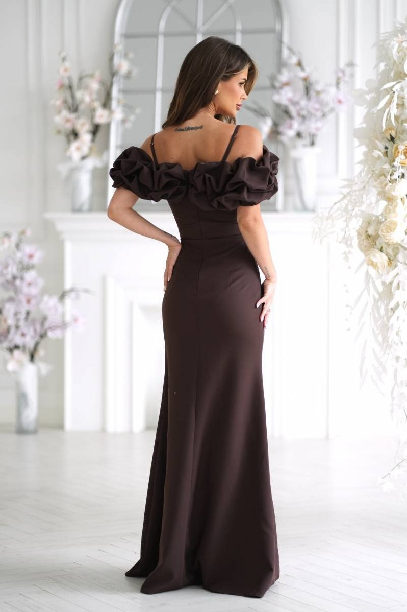 Sukienka Maxi Czekoladowa z Kwiatowym Zdobieniem - Elegancka na Wesele